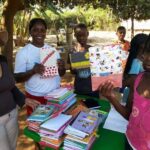 Crianças africanas ganham caderno para escrever