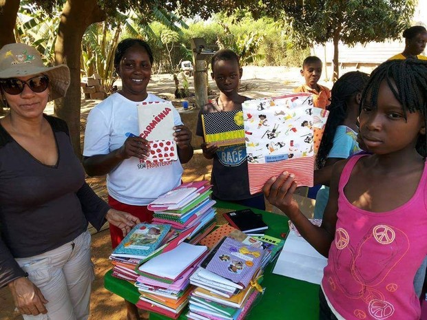 Crianças africanas ganham caderno para escrever