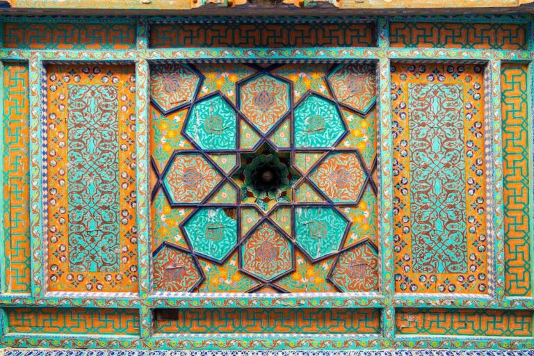 Fotógrafo de viagem documenta tetos dos palácios e mesquitas do Uzbequistão