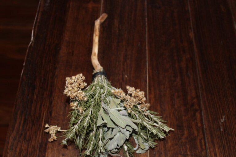 Aprenda a fazer uma vassoura de ervas e purifique as energias do seu lar 🌿
