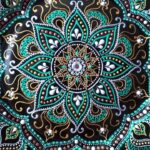 Pratos com pinturas decorativas da artista russa Dahhhanart