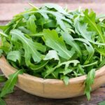 Benefícios da rúcula: verdura previne osteoporose e protege os olhos