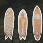 Bitucas recolhidas viram pranchas de surf que são doadas para crianças carentes