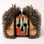 Esculturas figurativas de madeira cravadas com centenas de pregos