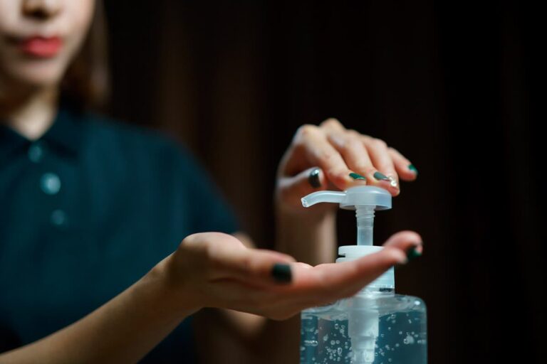 Álcool em gel: a solução mais requisitada do momento, foi inventada por uma mulher