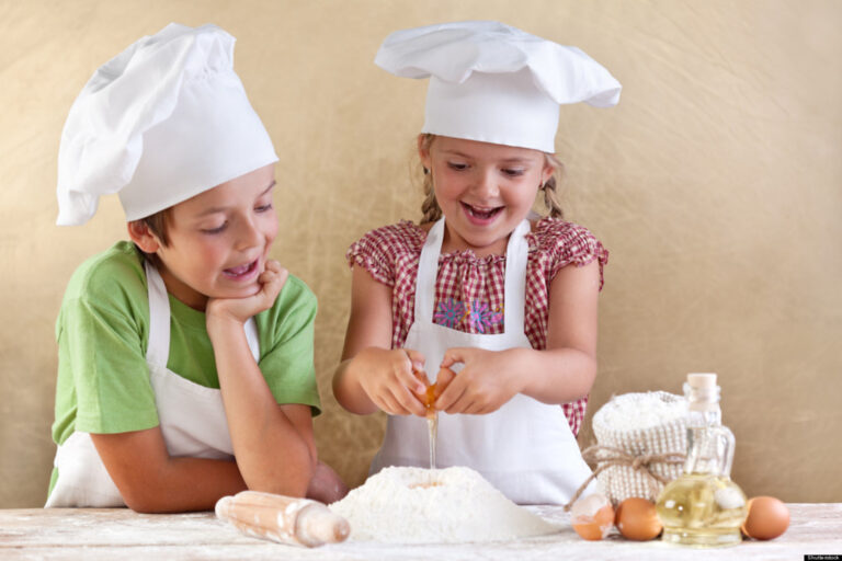 Crianças na cozinha aprendendo responsabilidade e autonomia desde pequeninas