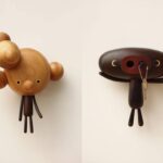 Esculturas e objetos em madeira com formas de personagens cartoon