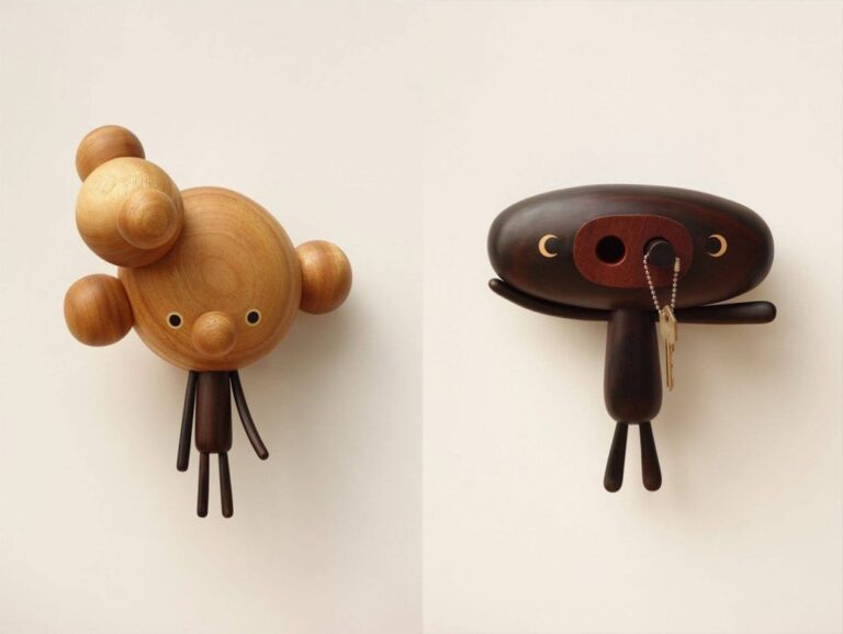 Esculturas e objetos em madeira com formas de personagens cartoon
