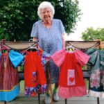 Vovó de 99 anos costura diariamente roupas para crianças na África