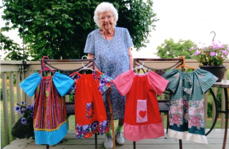 Vovó de 99 anos costura diariamente roupas para crianças na África