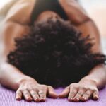 Posições fáceis de Yoga que podem te ajudar contra a insônia