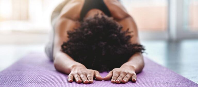 Posições fáceis de Yoga que podem te ajudar contra a insônia