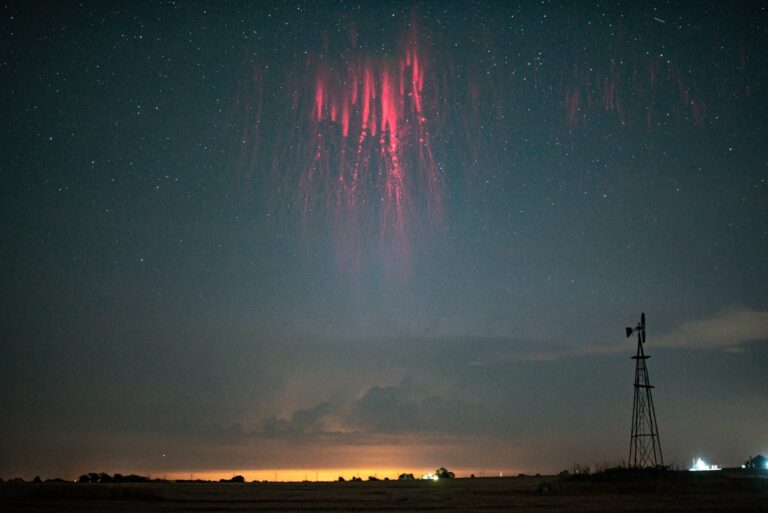 Fotógrafo acompanha tempestades na América do Norte para capturar raros sprites vermelhos