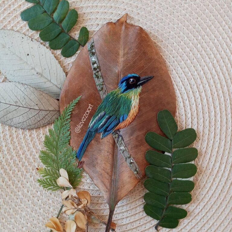 Artesã brasileira borda aves nativas em folhas secas