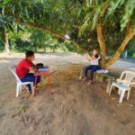 Professora percorre 70 km para dar aula em libras à aluno que não tem internet