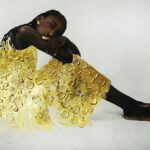 Retratos celebram a beleza do cabelo preto no estilo das pinturas de Gustav Klimt