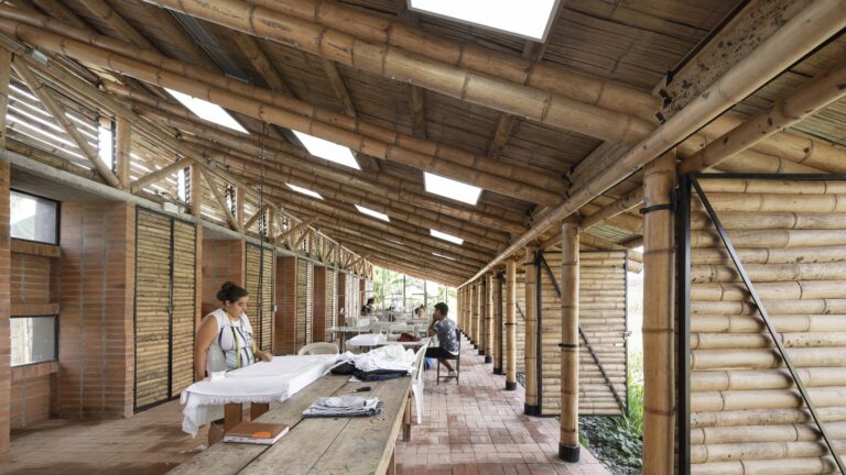 Fábrica comunitária é construída com bambu na Colômbia
