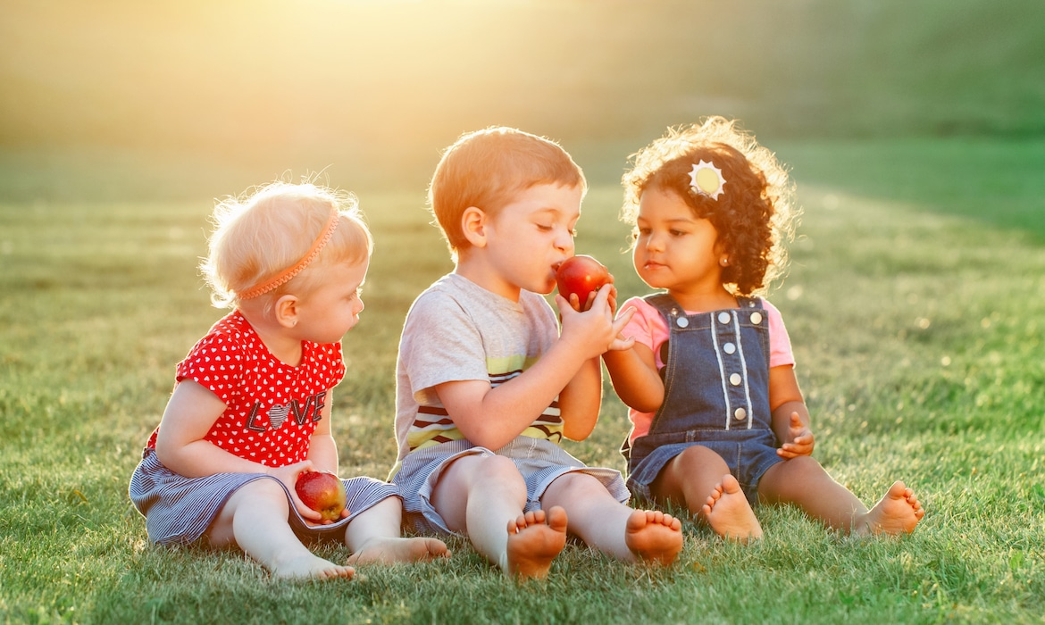 Pesquisas mostram que bebês dão comida a outras pessoas, mesmo quando estão com fome
