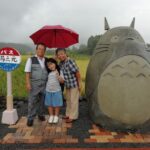Avós japoneses criam Totoro em tamanho real com ponto de ônibus para seus netos