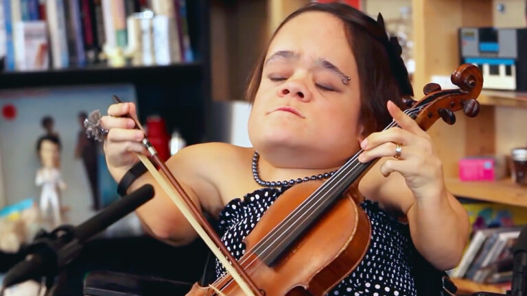 Mulher com doença óssea desafia limites e encontra nova maneira de tocar violino