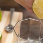 Água morna com limão, para despertar e alcalinizar o corpo