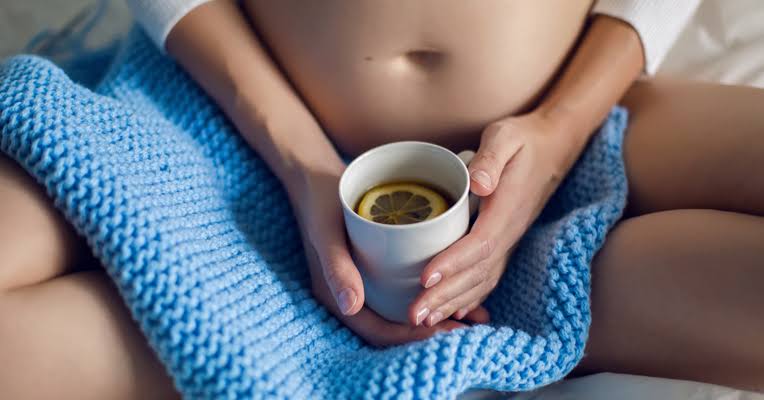 Os chás para ‘limpar’ o útero que ajudam no período pós-parto