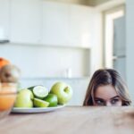 Quais alimentos evitar e quais priorizar na menstruação