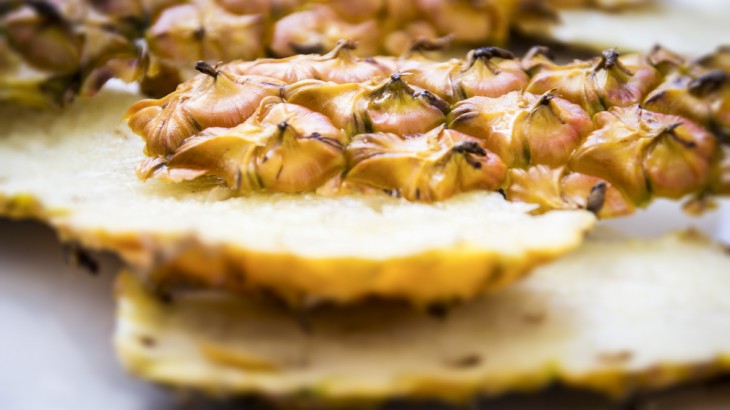 7 razões pelas quais as cascas de abacaxi são boas para você