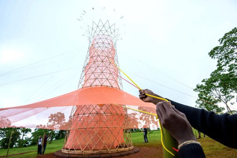 Torre transforma vapor em água potável para regiões carentes