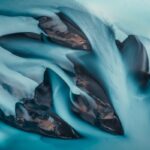 Fotos aéreas abstratas destacam os tons variados da paisagem islandesa