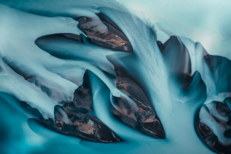 Fotos aéreas abstratas destacam os tons variados da paisagem islandesa