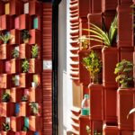 Indianos usam telhas de argila e plantas para resfriamento natural