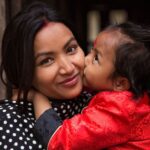 Fotógrafa captura o sentimentalismo da maternidade em diferentes países