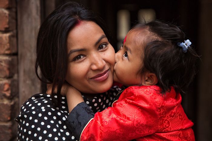 Fotógrafa captura o sentimentalismo da maternidade em diferentes países