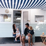 Casal transforma trailer abandonado em incrível moradia sobre rodas para viajar com as filhas