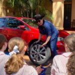 Escola na Austrália esmaga estereótipos de gênero com aulas de mecânica para meninas