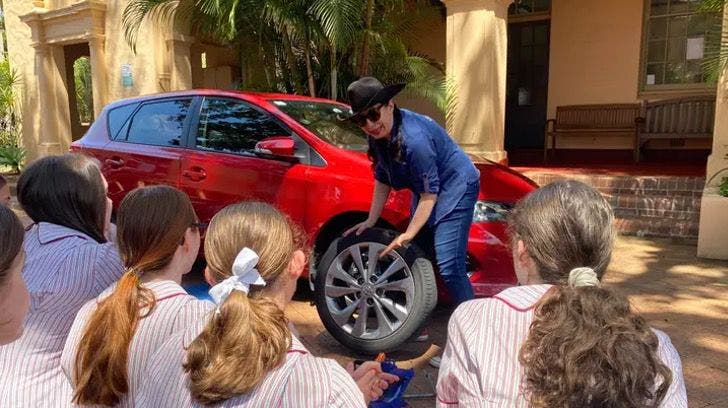 Escola na Austrália esmaga estereótipos de gênero com aulas de mecânica para meninas