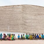 Vila no Senegal ganha escola circular de terra, bambu e palha