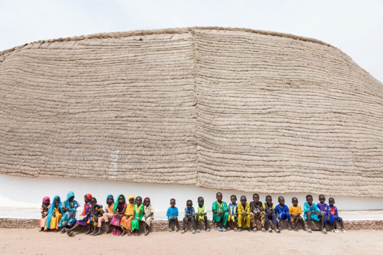 Vila no Senegal ganha escola circular de terra, bambu e palha