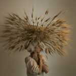 Fotografias etéreas capturam roupas esculturais de Mono Giraud formadas com materiais orgânicos