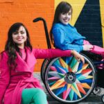 Irmãs transformam cadeiras de rodas em obras de arte