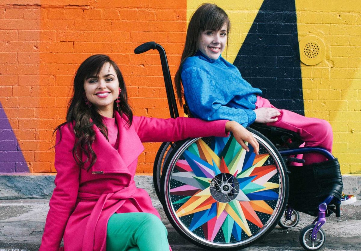 Irmãs transformam cadeiras de rodas em obras de arte