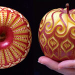 A artista esculpe à mão padrões simétricos em alimentos