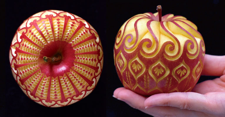 A artista esculpe à mão padrões simétricos em alimentos