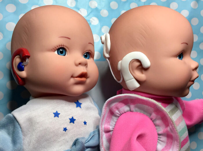 Mãe viraliza com bonecas inclusivas após não encontrar diversidade no mercado