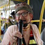 Venezuelana que faz rap em ônibus colombianos para sobreviver