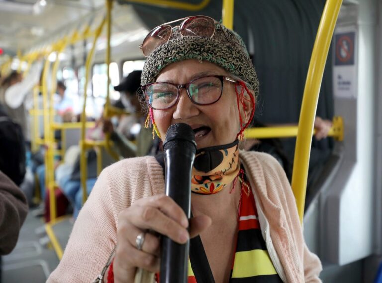 Venezuelana que faz rap em ônibus colombianos para sobreviver