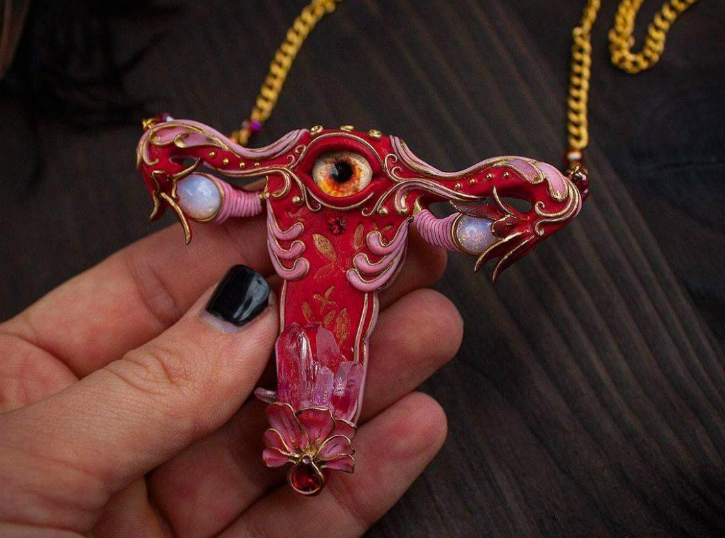 Colar de Útero: há uma forte mensagem por trás deles