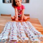 Menina faz lindas pulseiras para alegrar crianças em hospitais e orfanatos