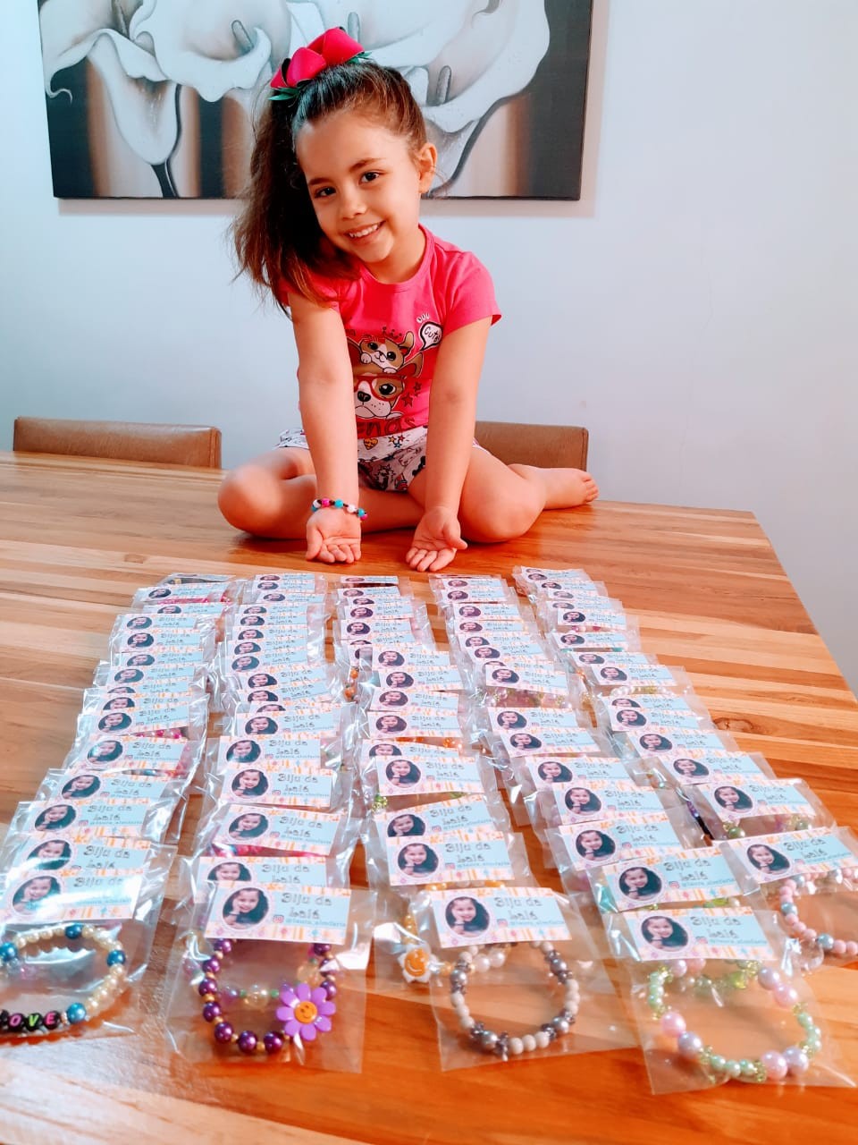 Menina faz lindas pulseiras para alegrar crianças em hospitais e orfanatos